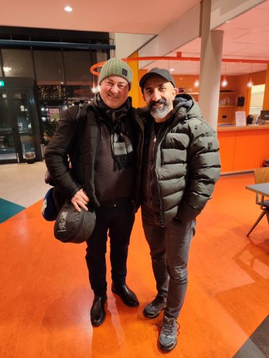 Akademisyen kimliği ve bağlama ustalığıyla tanınan Zeynel 
Demir